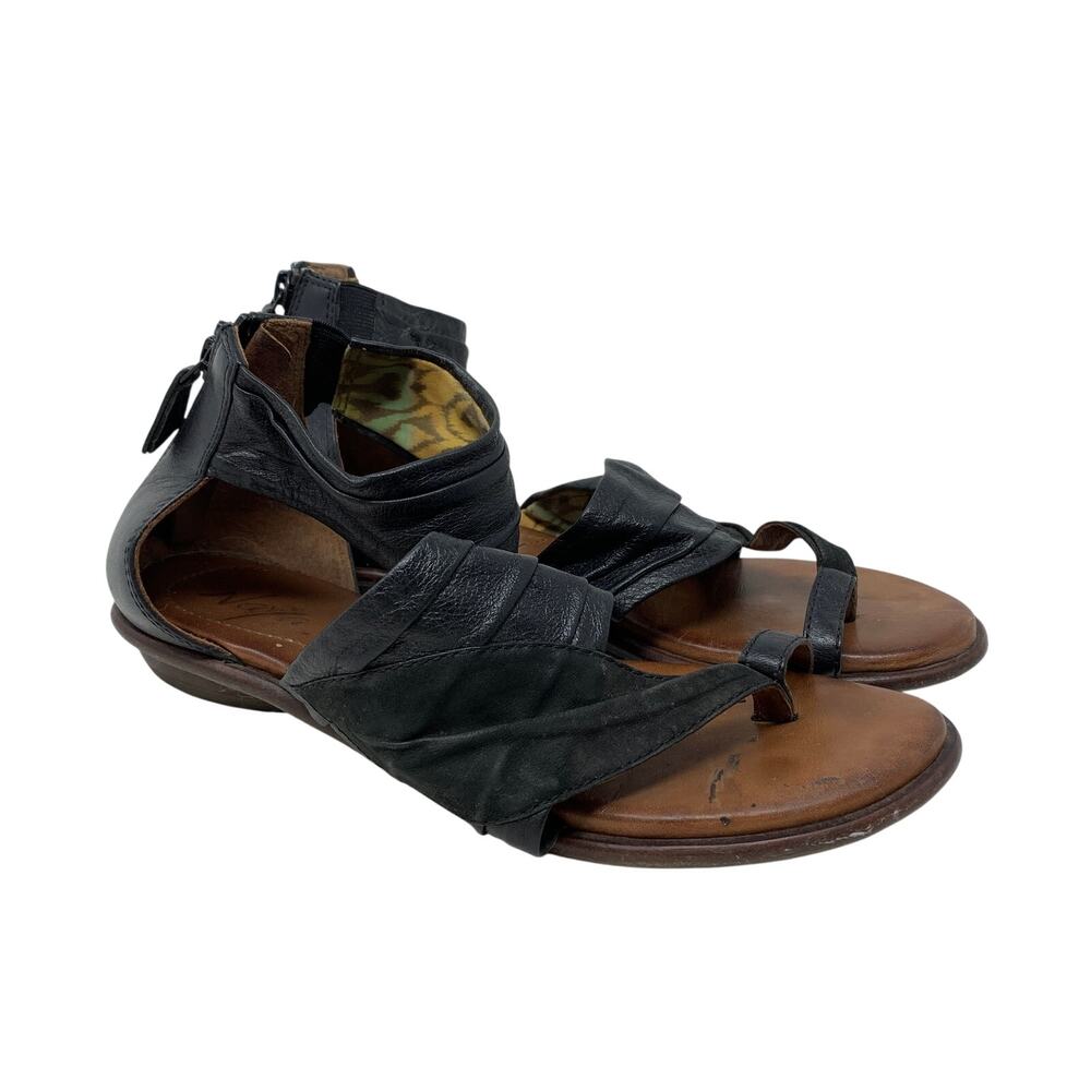 Naya Samara Womens Size 8 Black Leather Ankle Strap Toe Loop Sandals